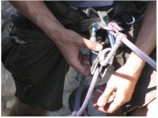 Colocandose el arnes para bajar